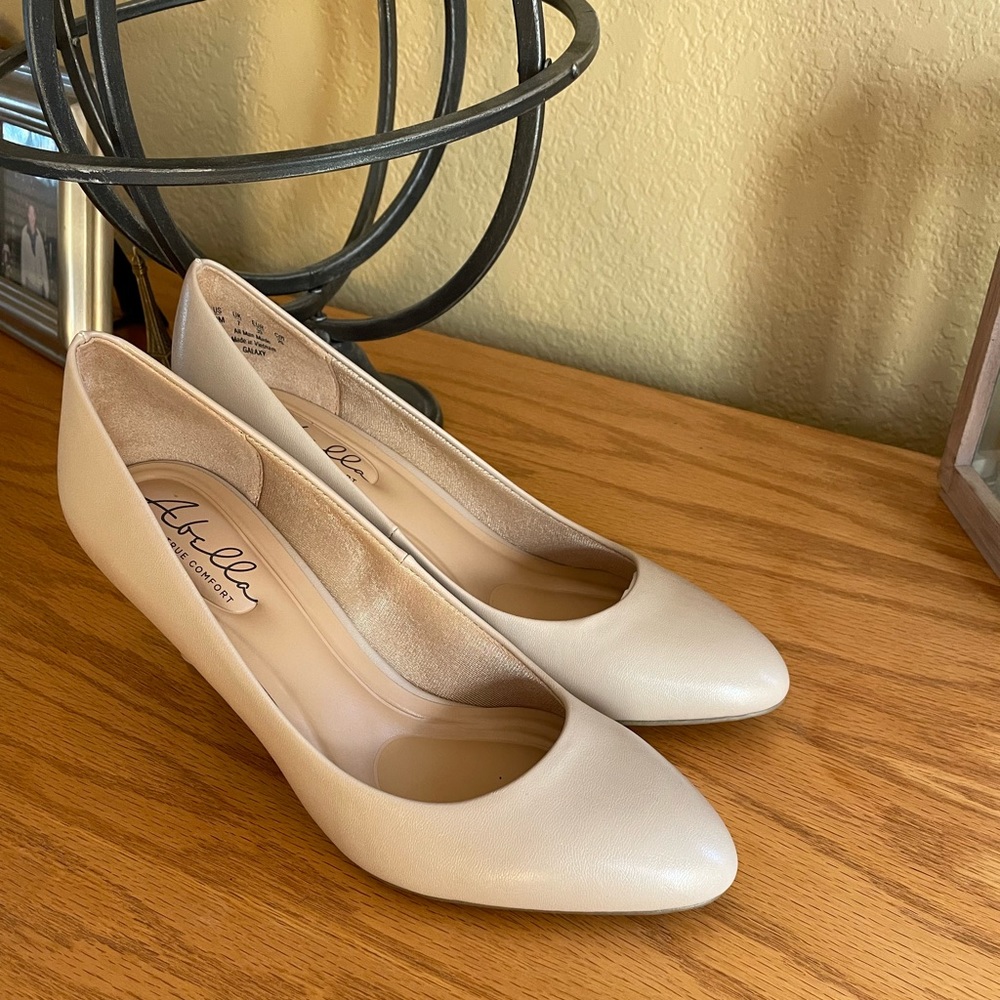 NWT Abella taupe heels 9m